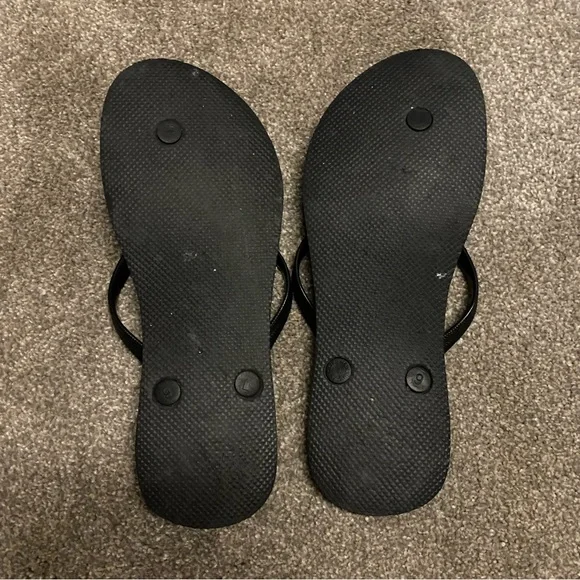 Old navy flip flops - Picture 3 of 3